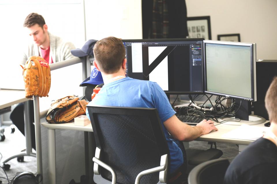 Разработчики работают в офисе за мониторами